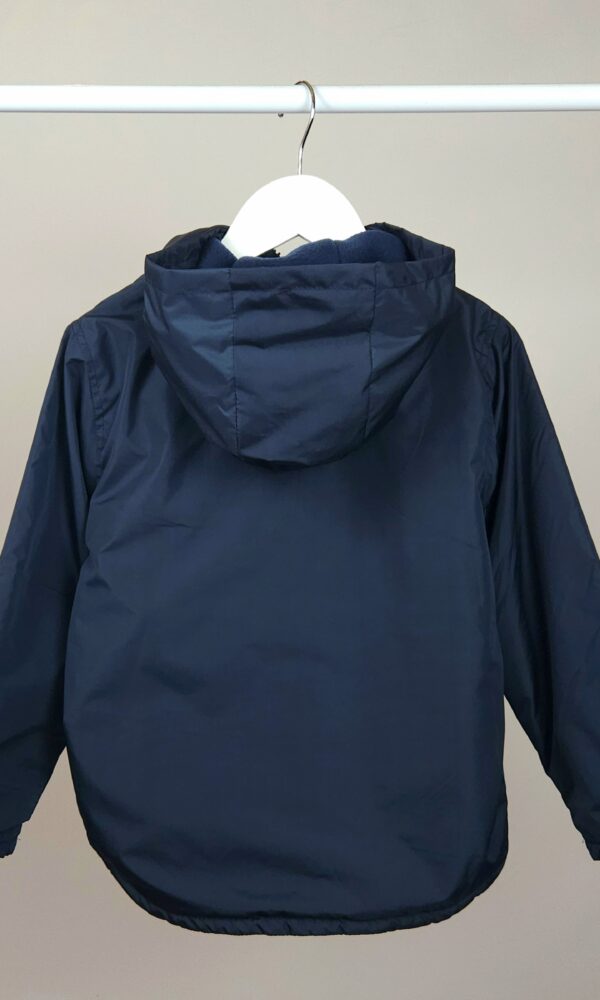 Alternative view of Rompeviento Colegial Con Polar y Capucha