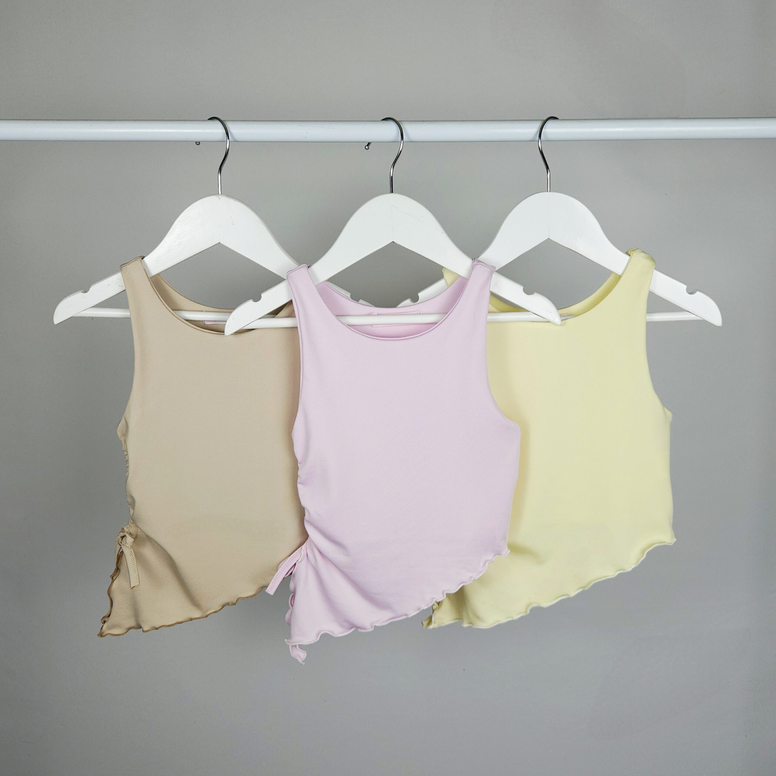 Musculosa Nena Microfibra Lisa Irregular con Fruce - Imagen 3